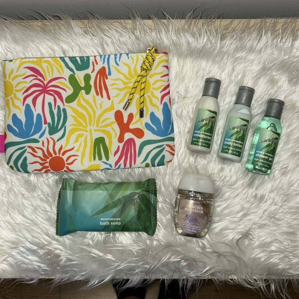 Bath & Body Works Bundle 💛 - 1 cosmetic bag & 5 products